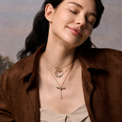 Collar Lariat Con Brillo y Alas Doradas
